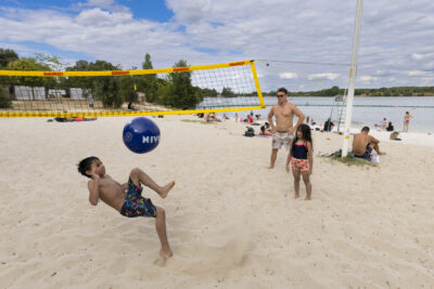 photo d'enfants qui jouent au beach volley sur une plage de lac - Agrandir l'image 3 sur 3, fenêtre modale