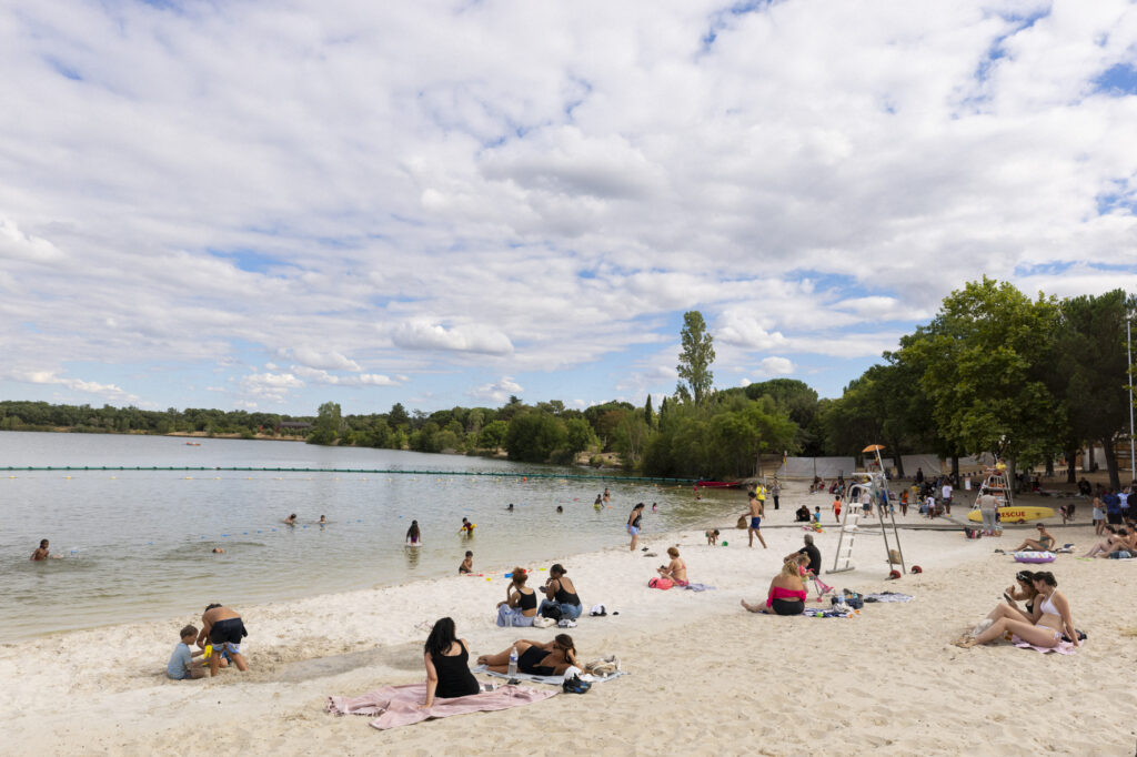 photo d'une plage de lac avec des gens sur la plage en maillots de bain - Agrandir l'image, fenêtre modale