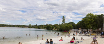 photo d'une plage de lac avec des gens sur la plage en maillots de bain
