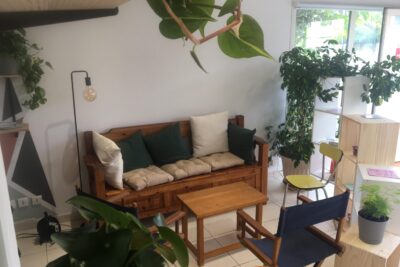 Photo d'un coin convivial avec canapé, table basse et chaises - Agrandir l'image 3 sur 3, fenêtre modale