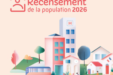 visuel fond rose clair avec illustration de ville (immeuble, bus, cycliste...) et écrit "recensement de la population 2026"