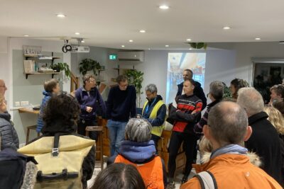 photo d'une vingtaine de personnes visibles dans une pièce en cercle - Agrandir l'image 3 sur 3, fenêtre modale