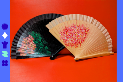 image sur fond orange vif de deux éventails en bois joliment décorés à la main - Agrandir l'image, fenêtre modale