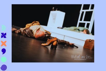 photo du spectacle Ils étaient 10 du Grenier de Toulouse, le comédien Laurent Collombert étendu à terre, mort, sa chaussure à plateau vernie au premier plan, une estrade blanche visible en arrière-plan de scène - Agrandir l'image, fenêtre modale