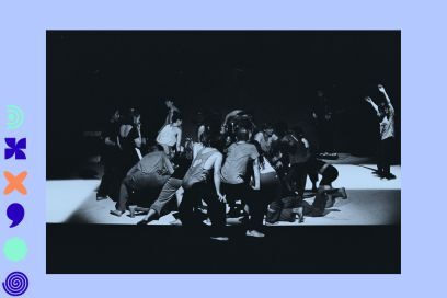 photo d'ensemble en noir et blanc d'un groupe de danseurs en tenue débardeur et leggings, en train d'effectuer un regroupement dans une gestuelle chorégraphique concertée au centre d'une scène de couleur blanche, éclairée par les projecteurs de scène - Agrandir l'image, fenêtre modale