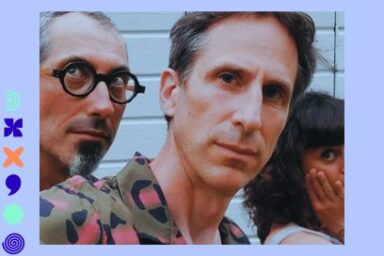 photo en plan rapproché en mode "selfie" des visages des artistes du trio Jules Nectar, mutins dans leur chemise aux motifs géométriques colorés