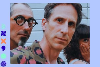 photo en plan rapproché en mode "selfie" des visages des artistes du trio Jules Nectar, mutins dans leur chemise aux motifs géométriques colorés - Agrandir l'image, fenêtre modale