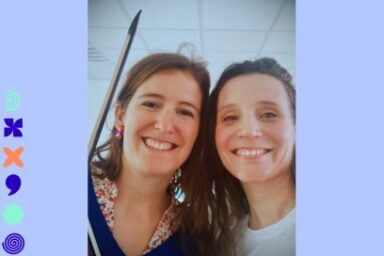 photo portrait des deux violonistes en plan rapproché, tout sourire et naturelles face à l'objectif