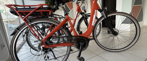 Photo de deux vélos orange dans le local