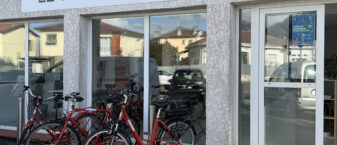 photo de la devanture du rayon, un local avec devant des vélos rouges