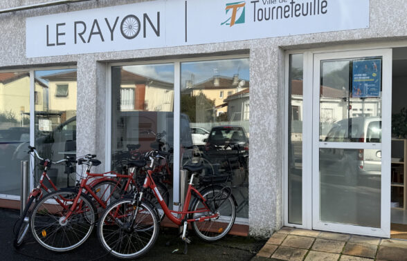 photo de la devanture du rayon, un local avec devant des vélos rouges