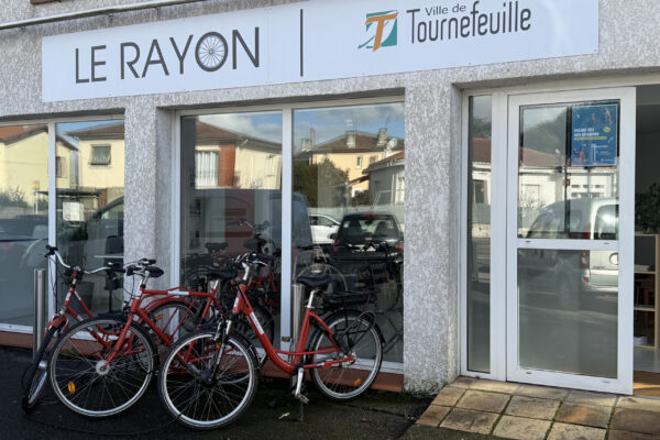 photo de la devanture du rayon, un local avec devant des vélos rouges