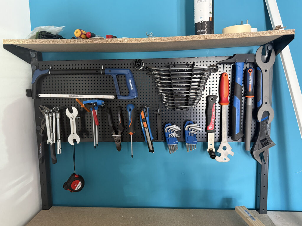 photo d'un établi avec des outils aimantés au mur - Agrandir l'image, fenêtre modale