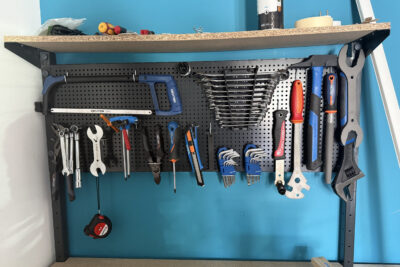 photo d'un établi avec des outils aimantés au mur - Agrandir l'image 2 sur 3, fenêtre modale
