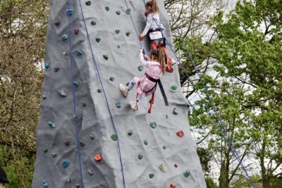 photo d'enfants qui grimpent sur un mur d'escalade en extérieur - Agrandir l'image 1 sur 3, fenêtre modale