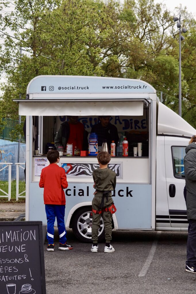 photo d'un food truck ouvert avec deux jeunes qui commandent - Agrandir l'image, fenêtre modale