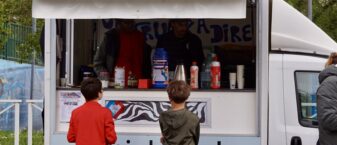 photo d'un food truck ouvert avec deux jeunes qui commandent