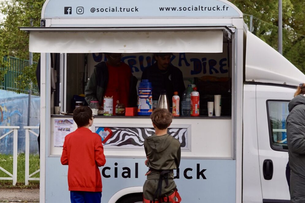 photo d'un food truck ouvert avec deux jeunes qui commandent