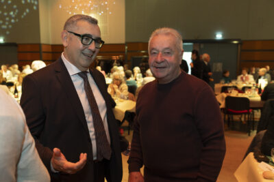 photo du Maire qui échange avec un homme en souriant - Agrandir l'image 4 sur 20, fenêtre modale