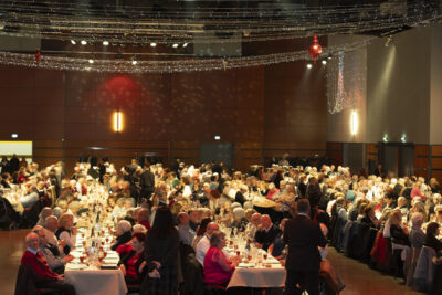 Photo de la salle du repas pleine de monde à table - Agrandir l'image 1 sur 20, fenêtre modale