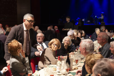 photo du Maire qui échange avec des personnes âgées assises à table - Agrandir l'image 19 sur 20, fenêtre modale