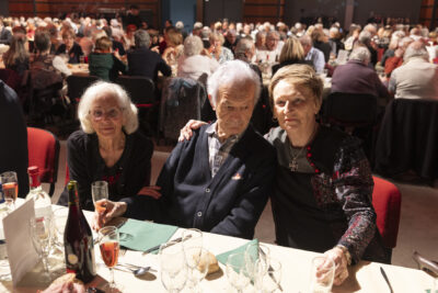 photo de deux femmes et un homme âgés, assis à table, qui sourient à l'objectif - Agrandir l'image 18 sur 20, fenêtre modale