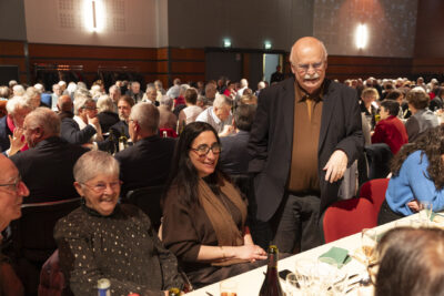 Photo de M. Raynal, Mme Rieu et Mme Desmettre à table, souriants - Agrandir l'image 8 sur 20, fenêtre modale