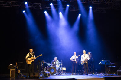 photo du groupe qui se produit sur scène avec une lumière bleutée - Agrandir l'image 6 sur 20, fenêtre modale
