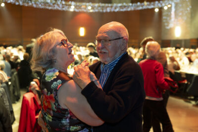 Photo d'un homme et d'une femme qui dansent un slow - Agrandir l'image 5 sur 20, fenêtre modale