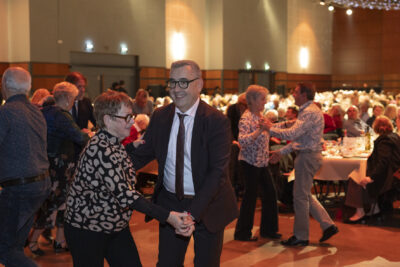 photo du Maire qui danse avec une femme âgée pendant le repas - Agrandir l'image 12 sur 20, fenêtre modale