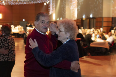 photo d'un homme et d'une femme âgés qui dansent un slow, elle sourit, il regarde l'objectif - Agrandir l'image 13 sur 20, fenêtre modale