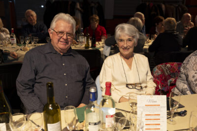 Photo d'un homme et d'une femme âgés assis à table - Agrandir l'image 16 sur 20, fenêtre modale