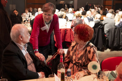 photo de l'élue Sophie Valcke qui échange avec un homme et une femme assis à table - Agrandir l'image 14 sur 20, fenêtre modale