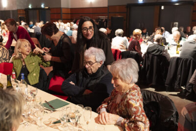 Photo de l'élue Maryline Rieu qui échange avec des personnes âgées à table - Agrandir l'image 15 sur 20, fenêtre modale