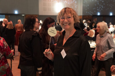 Photo de l'élue Laurence Staskiewicz qui tient un petit encart rond sur lequel il est écrit "repas végétarien",elle sourit à l'objectif - Agrandir l'image 11 sur 20, fenêtre modale