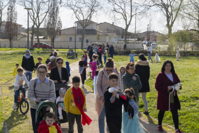 photo de familles en train de marcher dans le parc, sous le soleil. Les enfants sont déguisés - Agrandir l'image 4 sur 17, fenêtre modale