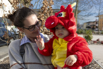 photo d'une femme et d'un enfant déguisé en dragon - Agrandir l'image 13 sur 17, fenêtre modale