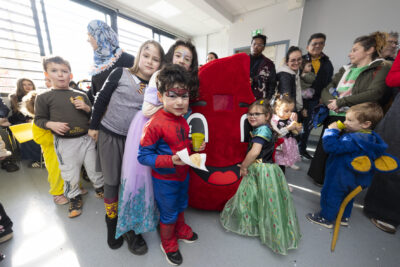 photo d'un groupe d'enfants qui posent avec la mascotte du don du sang - Agrandir l'image 14 sur 17, fenêtre modale