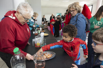 photo d'un petit garçon qui prend un beignet sur la table - Agrandir l'image 11 sur 17, fenêtre modale