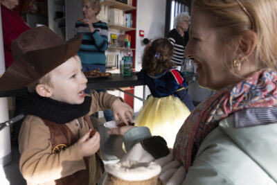 photo d'une femme et d'un enfant, il prend à manger dans sa main, il est déguisé en shérif - Agrandir l'image 5 sur 17, fenêtre modale