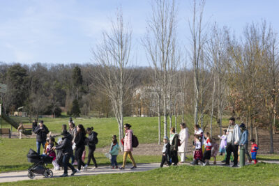 photo du défilé dans un parc des familles marchent les enfants sont déguisés, sous un beau ciel bleu - Agrandir l'image 2 sur 17, fenêtre modale
