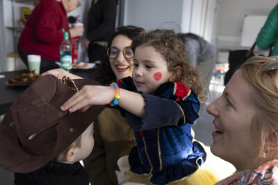 photo d'une jeune fille qui met un diademe sur le chapeau de sherif d'un petit garçon - Agrandir l'image 10 sur 17, fenêtre modale