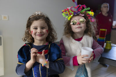 photo de deux petites filles déguisées en princesses qui sourient à l'objectif - Agrandir l'image 9 sur 17, fenêtre modale