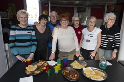 photo de l'association des Clés de la Paderne, avec 6 femmes debout et un homme derrière une table sur laquelle il y a des crêpes, marbrés - Agrandir l'image 8 sur 17, fenêtre modale