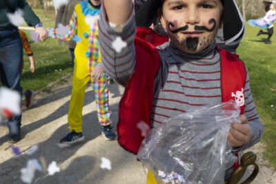 photo d'un petit garçon déguisé en pirate qui jette des confettis devant lui - Agrandir l'image 17 sur 17, fenêtre modale