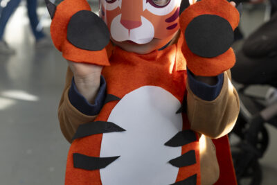 photo d'un enfant déguisé en tigre, avec un masque sur le visage - Agrandir l'image 6 sur 17, fenêtre modale