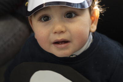 photo d'un enfant déguisé en manchot, le masque sur la tête - Agrandir l'image 7 sur 17, fenêtre modale