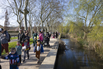photo du défilé dans le parc de la paderne, les familles défilent, on voit devant des enfants déguisés en captain america, tigre et pirate - Agrandir l'image 16 sur 17, fenêtre modale