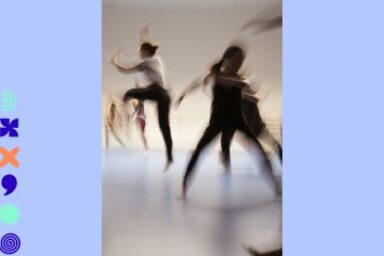 Photographie floûtée de jeunes danseurs amateurs en train d'effectuer des mouvements énergiques sur un sol lustré de studio de danse