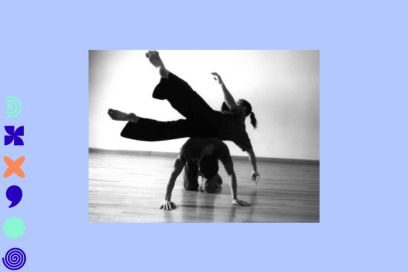 photo noir et blanc très artistique de duo de danseurs en mouvements en pantalons amples et les pieds nus, l'une effectuant un saut et une chute au-dessus du dos d'un autre danseur à quatre pattes - Agrandir l'image, fenêtre modale